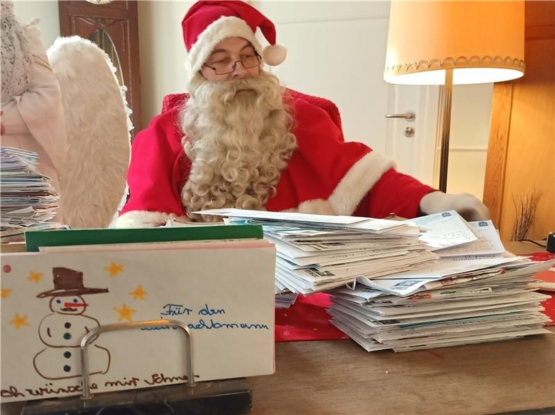 Hier werden 27.000 Wunschzettel aus aller Welt beantwortet Stapelweise liegen die Briefe und Wunschzettel aus aller Welt vor dem Weihnachtsmann in Himmelpforten. Foto: Schröder