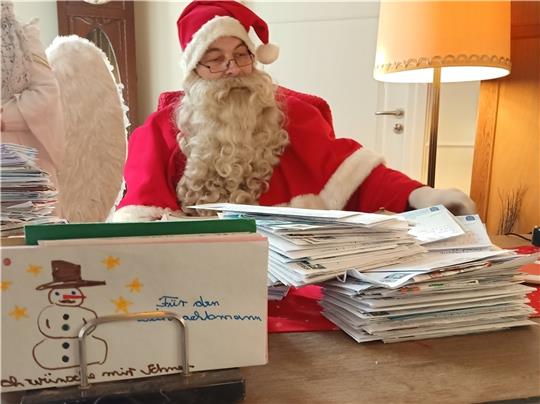 Stapelweise liegen die Briefe und Wunschzettel aus aller Welt vor dem Weihnachtsmann in Himmelpforten. Foto: Schröder