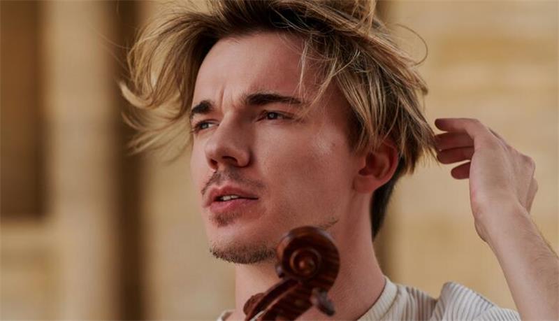Der junge Star-Geiegr und Komponist Yury Revich mit seiner Violine in der Hand