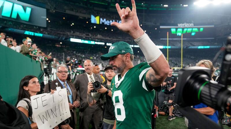 NFL: Aaron Rodgers führt Jets zum Sieg über Patriots Star-Quarterback Aaron Rodgers feiert seinen ersten Heimsieg mit den Jets.
