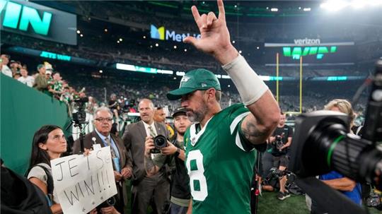 Star-Quarterback Aaron Rodgers feiert seinen ersten Heimsieg mit den Jets.