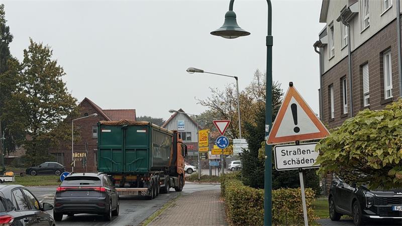 Vollsperrung des Kreisels in Apensen: Was Autofahrer wissen müssen Stark befahrener Knotenpunkt: Auch der Verkehr nach Buxtehude, Harsefeld und Horneburg ist von der zweiwöchigen Vollsperrung des Kreisels betroffen.