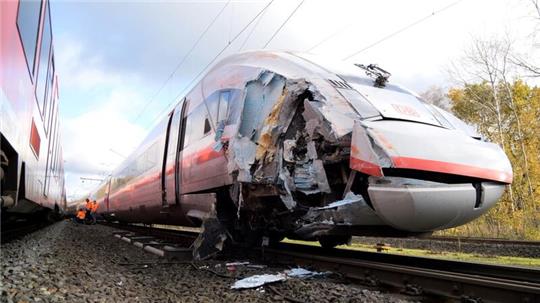 Stark beschädigt stehen ein ICE und eine Regionalbahn auf der Strecke zwischen Hamburg und Bremen.