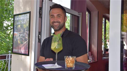 Stark im Kommen ist dieser Sommerdrink: Einen Limoncello Spritz serviert Taner Abali, Inhaber der Restaurants Entlein und Märchenhaft in Buxtehude.