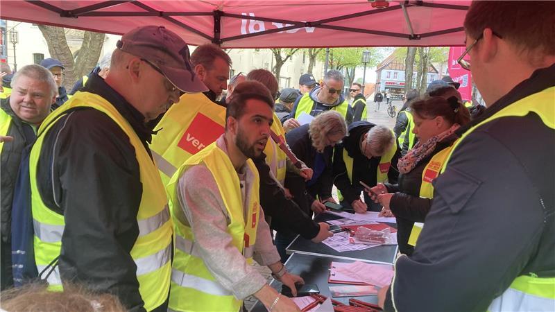 Stark nachgefragt: die Streikgeld-Anträge am Verdi-Stand auf dem Pferdemarkt.