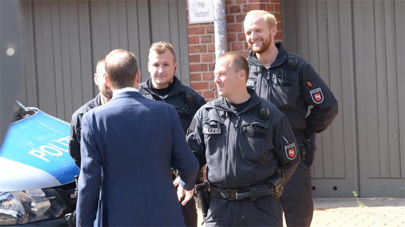 Polit-Prominenz: Bundesinnenminister Dobrindt stärkt CDU in Stade den Rücken Starke Geste: Bundesinnenminister Alexander Dobrindt begrüßt die Stader Polizei.