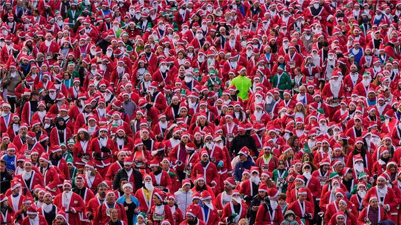 Starke Konkurrenz herrscht beim Weihnachtsmannrennen in Madrid.