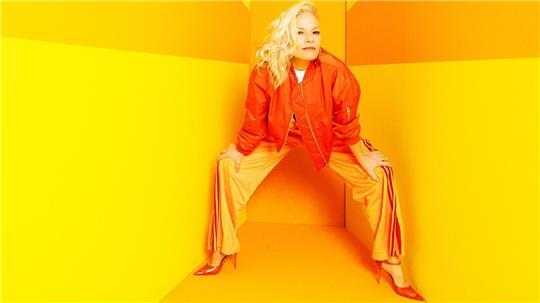 Starke Pose von einer Powerfrau, die zum runden Geburtstag richtig aufdreht: Ina Müller präsentiert das Album 6.0.