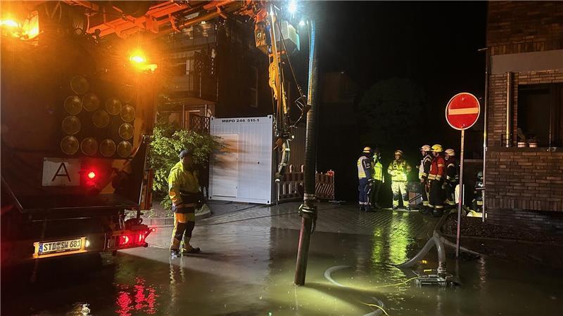 Unwetter in Buxtehude: Starkregen flutet B73 und Keller Starke Regenfälle haben Wege an Mehrfamilienhäusern hinter der Sparkasse Harburg-Buxtehude an der Bahnhofstraße in Buxtehude unter Wasser gesetzt.