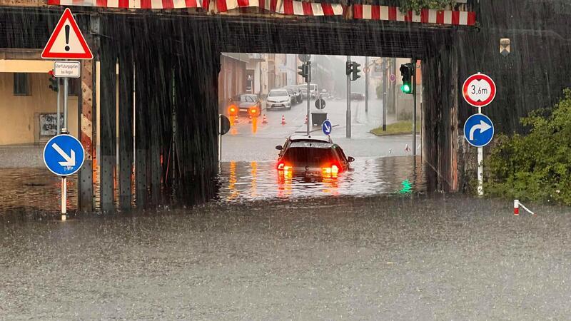 Starke Regenfälle haben auch in Oberfranken für überflutete Straßen gesorgt.