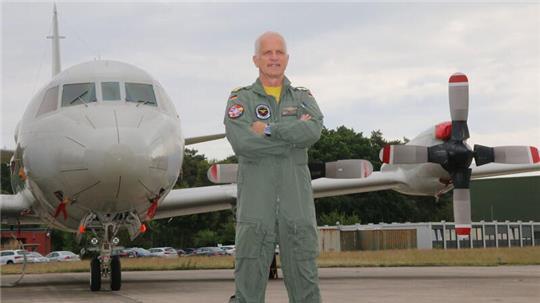 Starke Silhouette vor starkem Gerät: Kapitän zur See Oliver Ottmüller vor dem Seeaufklärer P-3C Orion – ein Abschiedsbild mit Charisma.