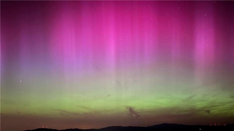 Starke Sonnenstürme können Polarlichter erzeugen, die noch weit südlich der Polarregionen zu sehen sind - sogar in  Baden-Württemberg noch. (Archivbild)