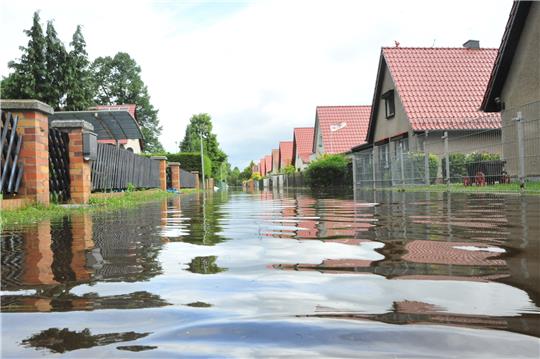 Starke oder anhaltende Regenfälle können zu Überschwemmungen führen. Entstehen dadurch Schäden an Haus oder Inventar, kann eine Elementarschadenversicherung finanzielle Hilfe leisten. Foto: Georg-Stefan Russew/dpa-Zentralbild/dpa-tmn