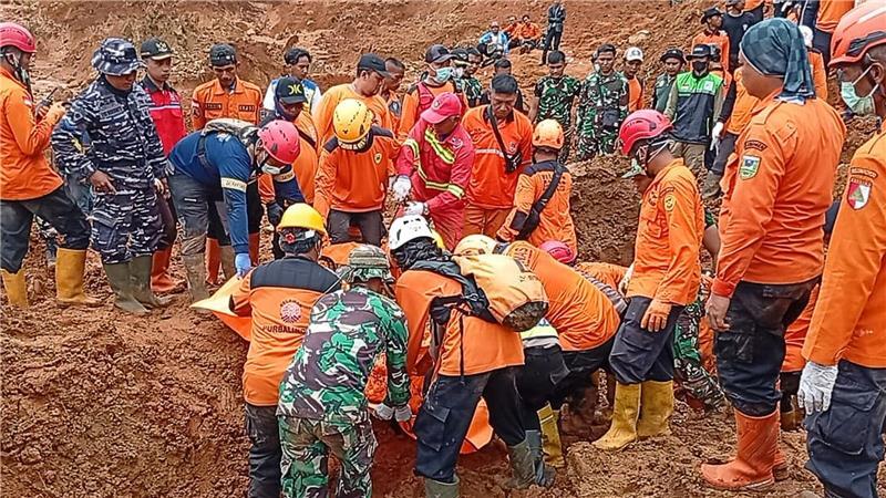 Starker Regen hatte in Zentraljava mehrere Erdrutsche ausgelöst.
