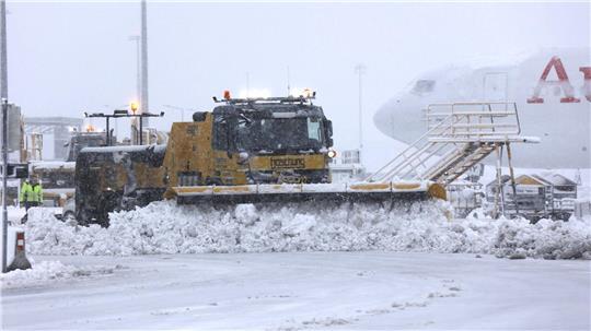 Starker Schneefall bremst den Verkehr am Flughafen Wien aus.