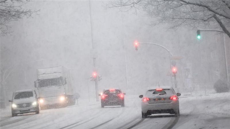 Gefährliche Glätte in ganz Deutschland Starker Schneefall in Hamburg: Gefrierender Regen sorgt laut Deutschem Wetterdienst für Glatteisgefahr im gesamten Bundesgebiet.