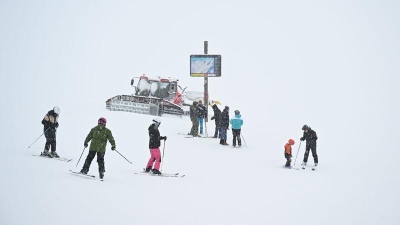 Skisaison an der Zugspitze startet bei Neuschnee und Nebel „Starker Schneefall, schlechte Sicht - aber pure Freude über massenhaft Schnee“, fasst die Sprecherin der Bayerischen Zugspitzbahn, Verena Tanzer, den Auftakt an Deutschlands höchstem Berg zusammen.