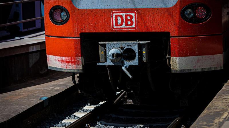 Starker Schneefall und Schneeverwehungen sorgen für Einschränkungen im Regionalverkehr der Deutschen Bahn. (Archivbild)
