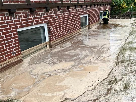 Starkregen-Ereignisse nehmen zu. Dieses Bild kommt aus dem niedersächsischen Georgsmarienhütte. Eine Unwetterfront mit Gewittern und Starkregen ist am Montagnachmittag von Westen nach Osten über Niedersachsen hinweggezogen. Foto: dpa