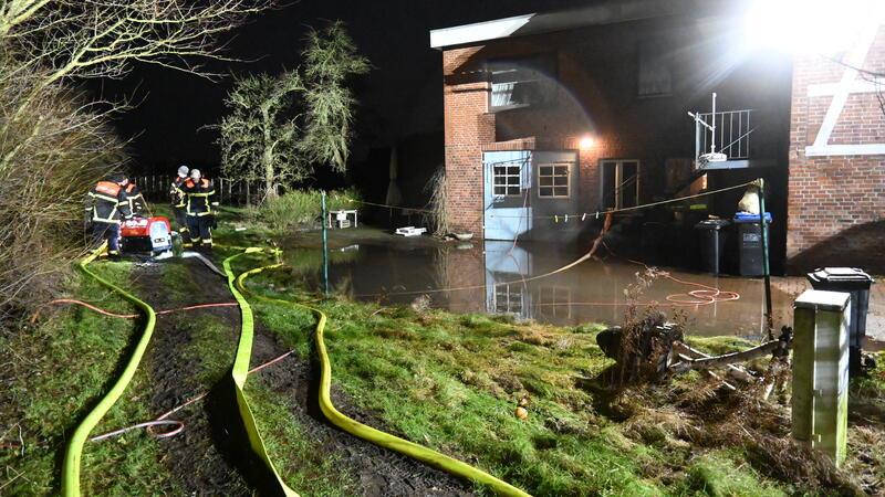Millionen fließen in die Altländer Feuerwehren – Appell nach tödlichem Treckerunfall Starkregen: Weihnachten 2023 waren die sieben Ortsfeuerwehren der Gemeinde Jork im Dauereinsatz.