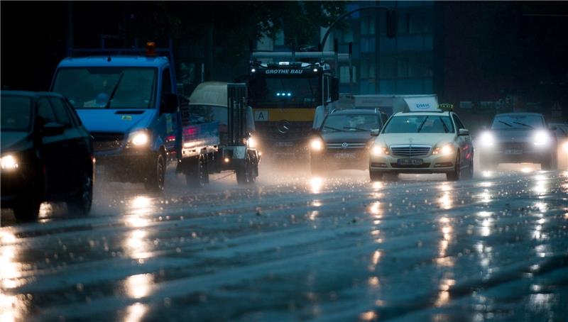 Starkregen geht am Donnerstagmittag in Hamburg auf die Straßen in der Innenstadt nieder. Fotos Heimken/dpa