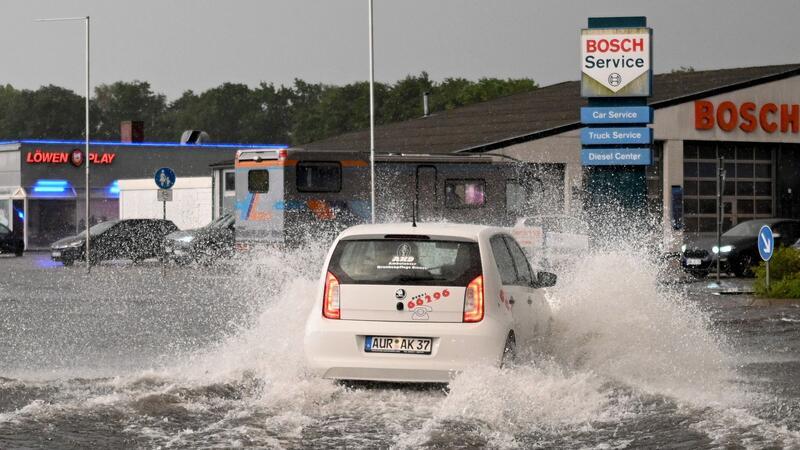 Starkregen hat für Überflutungen in Aurich gesorgt.