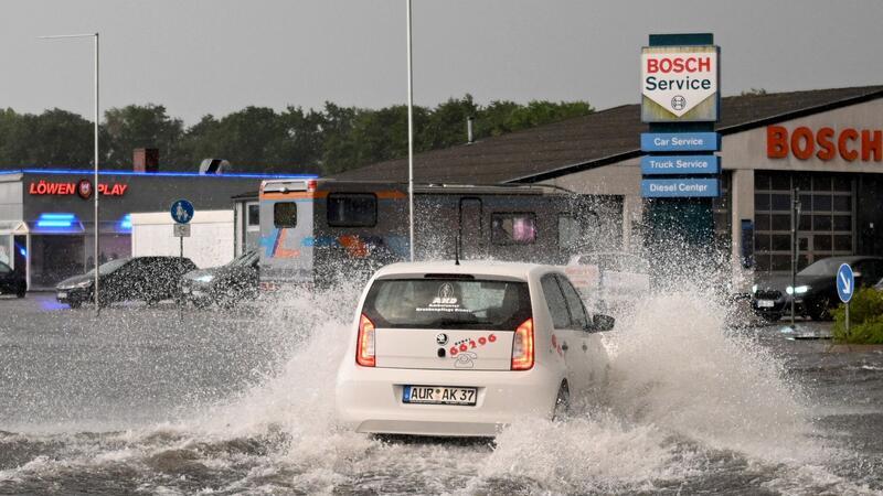 Starkregen sorgt in Aurich für Überflutungen.