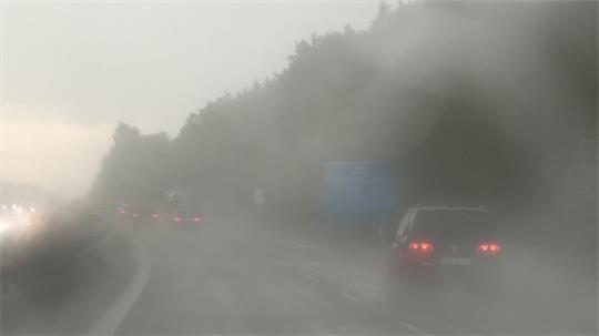 Starkregen und Nebel können auf der Straße zu einer ernsthaften Gefahr werden. (Symbolbild)
