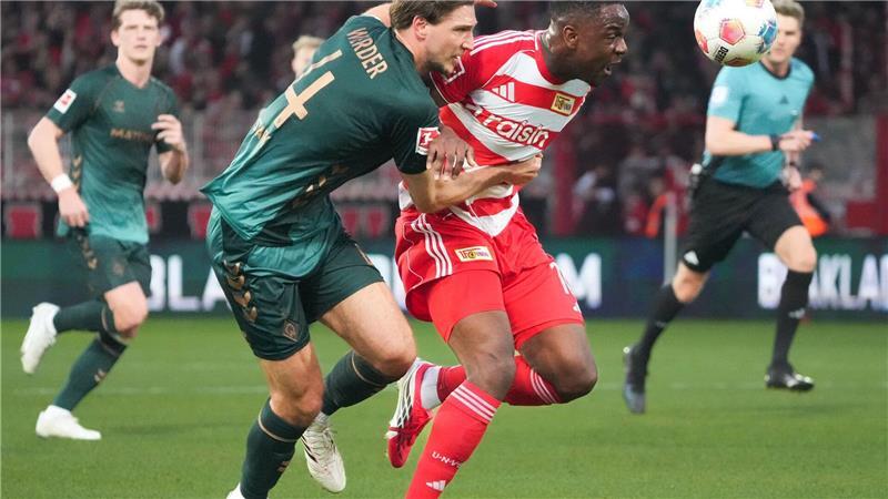 Starks (l) Foul an Ansah führte zum Strafstoß.