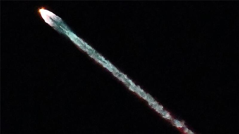 Starlink-Satelliten des Tech-Milliardärs Elon Musk werden laut Meldestelle CENAP immer wieder fälschlicherweise für Ufos gehalten, wenn sie kurz nach dem Start in Erdnähe Richtung All fliegen. (Archivfoto)