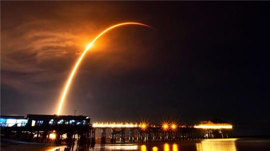 Starlink ist ein satellitengestützter Internet-Dienstleister, der speziell im Ukraine-Krieg von enormer Bedeutung für die Kommunikation ist. Hier fliegt eine SpaceX Falcon 9 Rakete mit Starlink-Satelliten an Bord ins All. (Archiv)