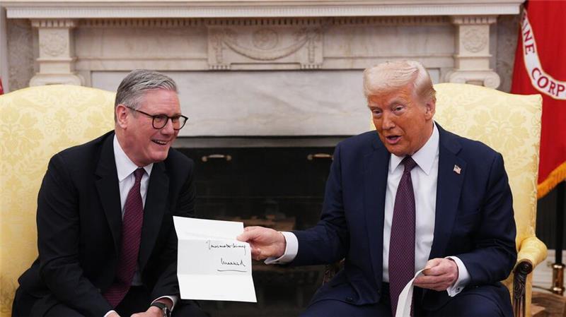 Starmer übergab Trump eine Einladung von König Charles III. nach Großbritannien.