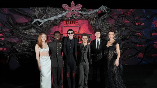 Stars der Serie „Stranger Things“: Sadie Sink, Caleb McLaughlin, Finn Wolfhard, Gaten Matarazzo, Noah Schnapp und Millie Bobby Brown im November in Los Angeles (von links nach rechts). (Archivbild)