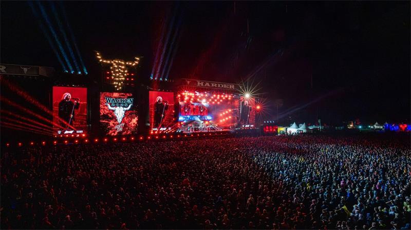 Flugtag in Wacken: Crowdsurfing im Rollstuhl Stars des noch bis einschließlich Samstag laufenden 35. Festivals sind neben Def Leppard Judas Priest, Sabaton und Powerwolf.