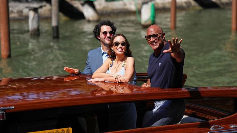 Bilder des Tages Stars in Venedig: Regisseur Benny Safdie (l-r), Emily Blunt und Dwayne Johnson kommen mit dem Boot zu den Internationalen Filmfestspielen.