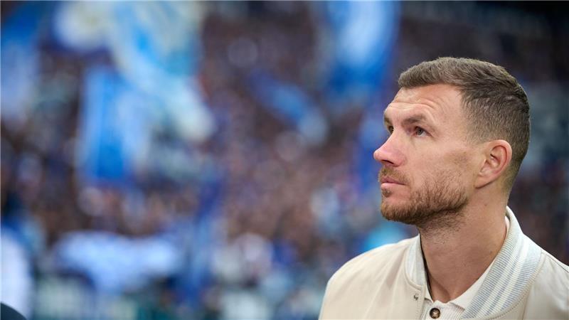 Starstürmer Dzeko fehlt Schalke verletzt. (Archivbild)