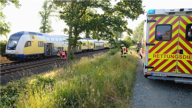 Start-Regionalzug steht auf der Strecke zwischen Hammah und Himmelpforten in Fahrtrichtung Cuxhaven kurz vorm Bahnübergang der Straße Ramels in Himmelpforten.