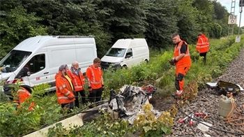 „Start Unterelbe“ und S-Bahn fahren am Dienstagmorgen nicht. Der Grund: Ein brennender Verteilerkasten in Neu Wulmstorf hat laut Polizei Signalleitungen beschädigt.