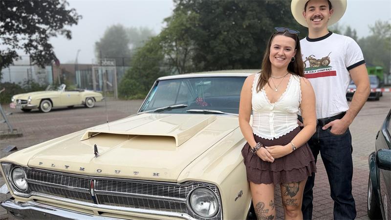 Von Ami-Schlitten bis Zündapp: Apenser Clique fährt auf Oldtimer ab Start bei den 17. Niederelbe Classics: Franziska Becker und Leon Buck im passenden Outfit zum Plymouth Satellite.
