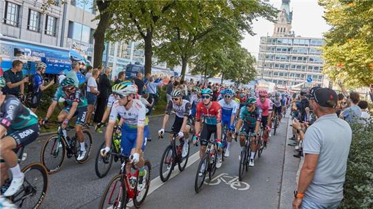 Start der Hamburger Cyclassics auf dem Ballindamm.