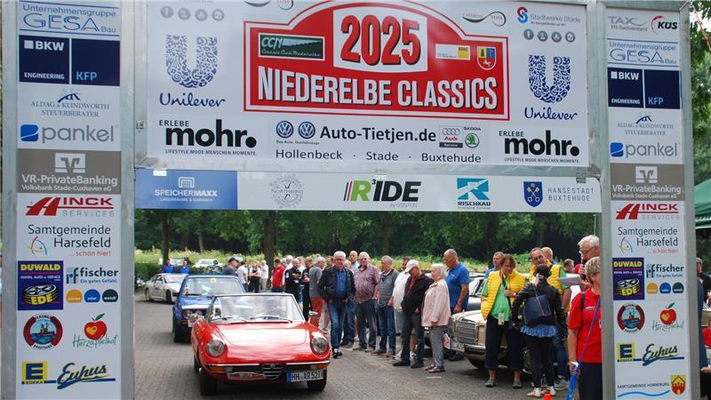 Niederelbe Classics: Coole Fahrer in ihren legendären Kisten Start im Minutentakt an der Eissporthalle in Harsefeld.