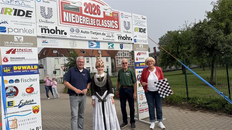 Start in Jork: Bürgermeister Matthias Riel, Blütenkönigin Anna Faby, Claus Bredehöft, Vorsitzender vom Classic Club Niederelbe, und Politikerin Petra Tiemann (von links).