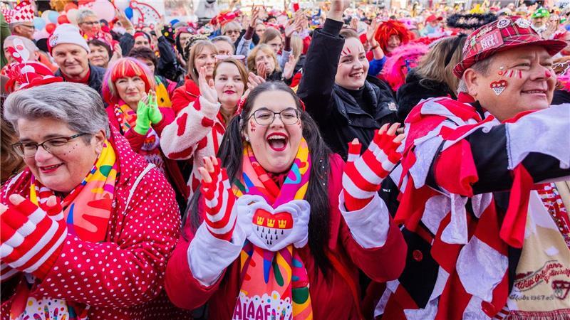 Start in die fünfte Jahreszeit: Jecken feiern auf dem Heumarkt in Köln
