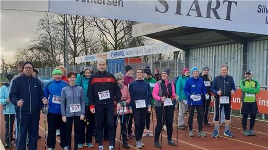 Start ist im Kehdinger Stadion. Die Nordic Walker warten auf den Startschuss.
