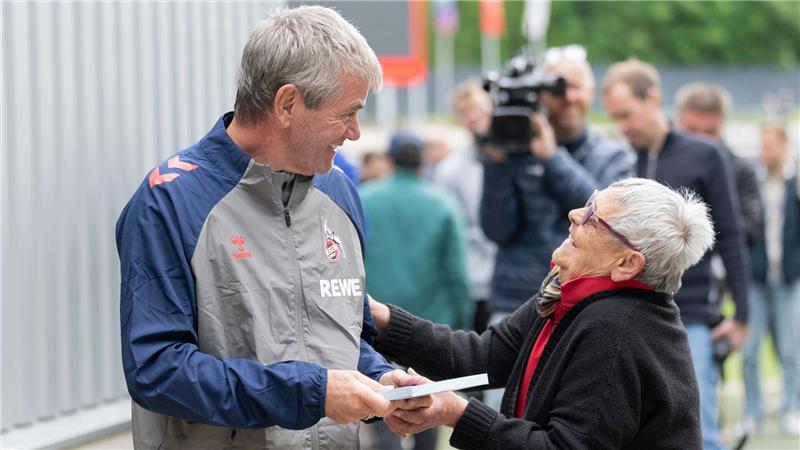 Start mit Geschenk: Funkel legt in Köln los Start mit Geschenk: Friedhelm Funkel hat sein erstes Training bei seiner Rückkehr nach Köln geleitet.