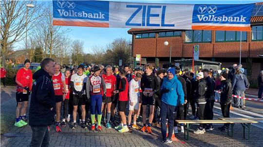 Start und Ziel des 26. Oldendorfer Winterlauf sind vor der Schule.