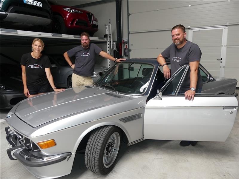 Start-up zu Corona-Zeiten: Die Brüder Frank Ziehm (rechts) und Michael Ziehm bieten seit Mai in ihrer „Garage Classic Nord“ in Dollern einen Einstellservice für Old- und Youngtimer an. Auch Frank Ziehms Ehefrau Bianca arbeitet im Unternehme