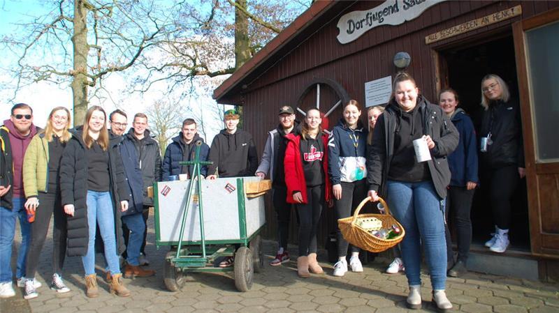 Von Eierschnorren bis Osterfeuer: In Sauensiek wird Tradition gelebt Start zum Eierschnorren: Die Sauensieker Dorfjugend mit Rieke Elmers (mit Körbchen) an ihrem Treffpunkt.
