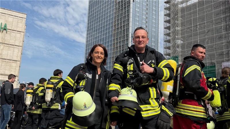 Startbereit in Berlin vor dem Park Inn Hotel und 700 Treppenstufen: Nadja Boesler und Frank Ewald.