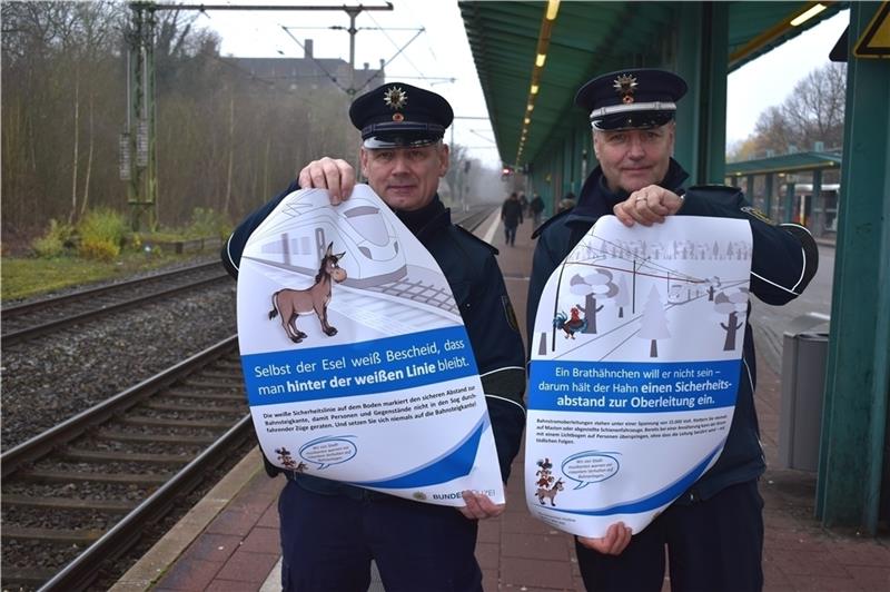 Starten Plakataktion: Detlef Moors und Holger Jureczko von der Bundespolizei warnen vor den Gefahren an Bahnanlagen (von links). Foto: Vasel